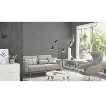 Wohnzimmer mit Sofa, Sessel, Stehlampe und Dekoration