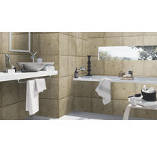 Badezimmer mit Waschbecken, Badewanne und Betonwandpaneelen
