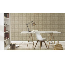 Dekoratives Arbeitszimmer mit Schreibtisch, Stuhl, Lampe und Regal vor einer Wand mit quadratischer Betonoptik-Tapete.