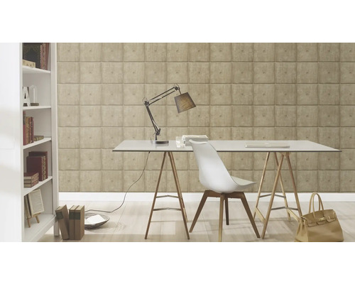 Dekoratives Arbeitszimmer mit Schreibtisch, Stuhl, Lampe und Regal vor einer Wand mit quadratischer Betonoptik-Tapete.