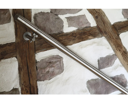 Edelstahl Handlauf an einer Wand mit Holzrahmen