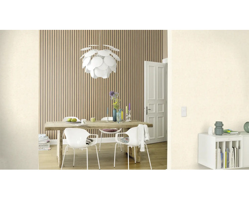 Helles Esszimmer mit Holztisch, Stühlen und Wandpaneelen