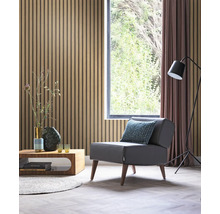 Salon avec panneaux acoustiques au mur, fauteuil, table basse et lampadaire