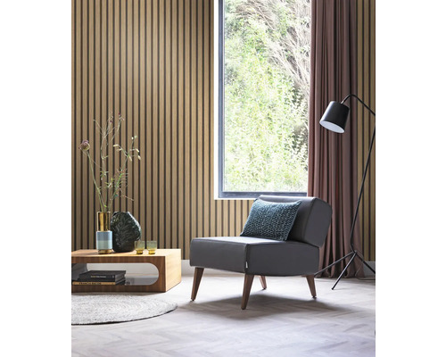 Wohnzimmer mit Akustikpaneelen an der Wand, Sessel, Couchtisch und Stehlampe