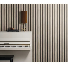 Vue d''une pièce avec un mur en panneaux de bois, un piano blanc et un lampadaire