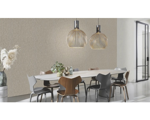 Esszimmer mit Esstisch, Stühlen und Pendelleuchten vor einer Strukturtapete