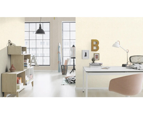 Helles Arbeitszimmer mit Schreibtisch, Stuhl, Regal und Dekorationsgegenständen