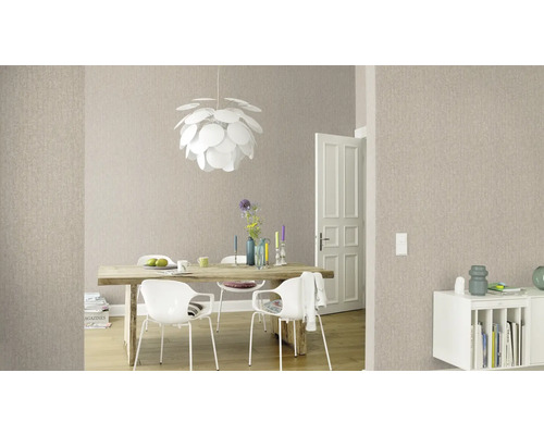 Wohnzimmer mit Esstisch, Stühlen und Tapete