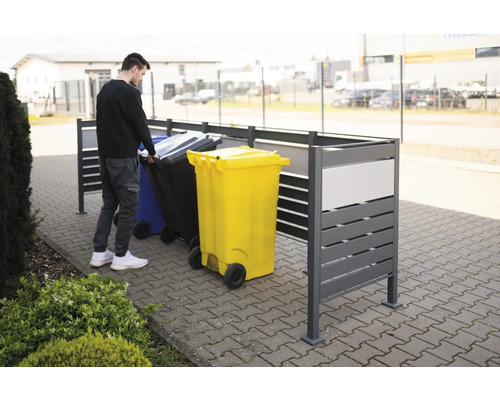 Cache-poubelle avec personne et poubelles