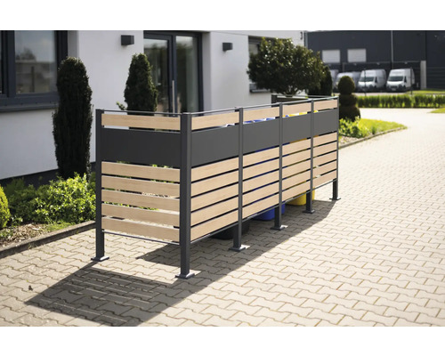 Mülltonnenbox aus Metall und Holzlatten im Aussenbereich