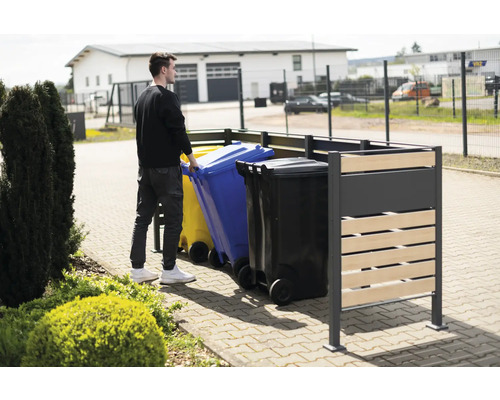 Mülltonnenbox mit Mann und Mülltonnen