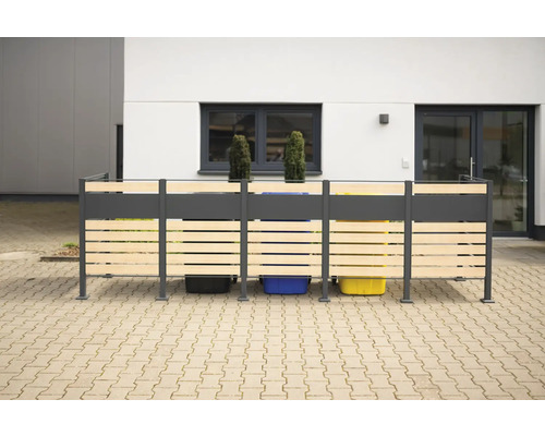 Cache-poubelle avec revêtement en bois devant un bâtiment