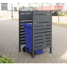 Mülltonnenbox aus Aluminium mit horizontalen Lamellen und einer blauen Mülltonne