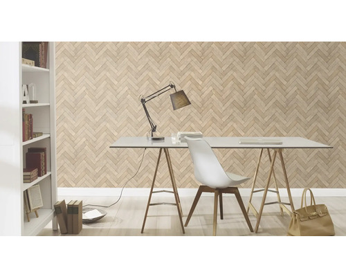 Helles Arbeitszimmer mit Fischgrät Tapete, Schreibtisch, Stuhl und Bücherregal