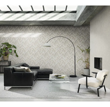 Modernes Wohnzimmer mit Ledersofa, Sessel, Stehlampe und Wandtapete im Fischgrätenmuster