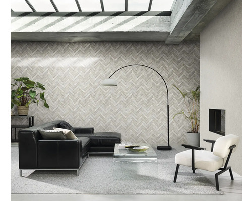 Modernes Wohnzimmer mit Ledersofa, Sessel, Stehlampe und Wandtapete im Fischgrätenmuster