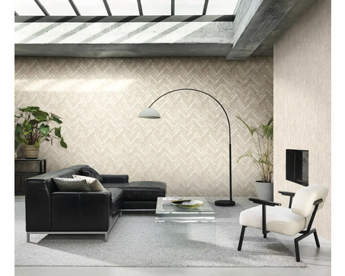 Salon avec canapé en cuir noir, fauteuil, plantes d''intérieur et papier peint à motif à chevrons