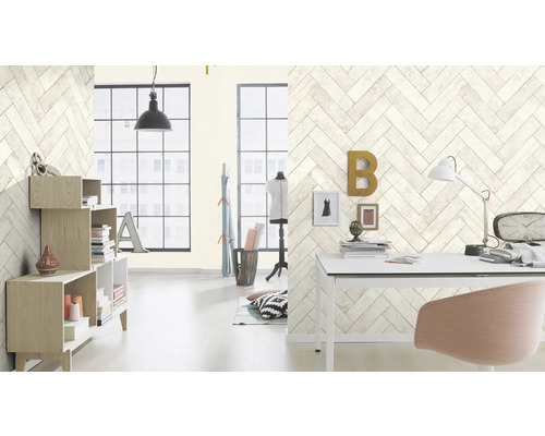 Pièce lumineuse avec bibliothèque et bureau devant un mur avec du papier peint à chevrons