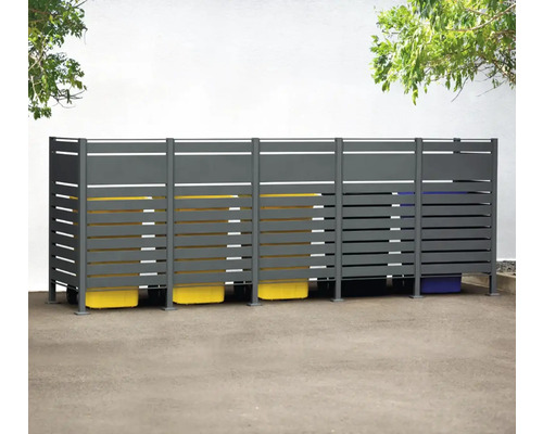 Mülltonnenbox mit drei Mülltonnen im Freien