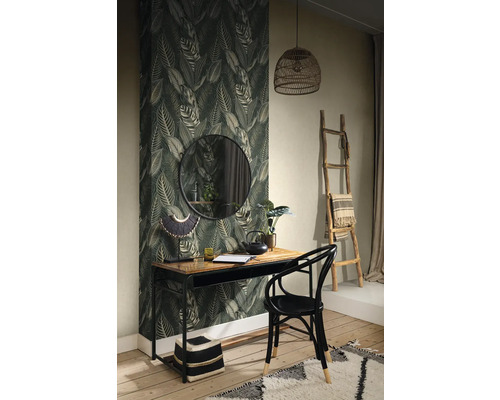 Dekorativer Arbeitsbereich mit Blattmuster-Tapete, Schreibtisch, Stuhl und runden Spiegel