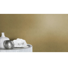Décoration avec un vase en marbre, un bougeoir chauffe-plat et un quartz sur une table