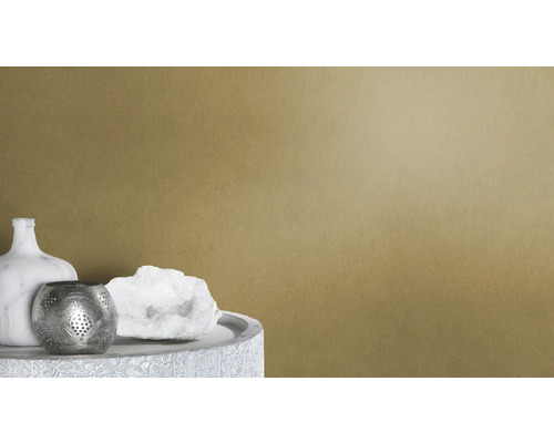 Décoration avec un vase en marbre, un bougeoir chauffe-plat et un quartz sur une table