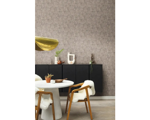 Salle à manger avec table, chaises avec peau de mouton, buffet et papier peint