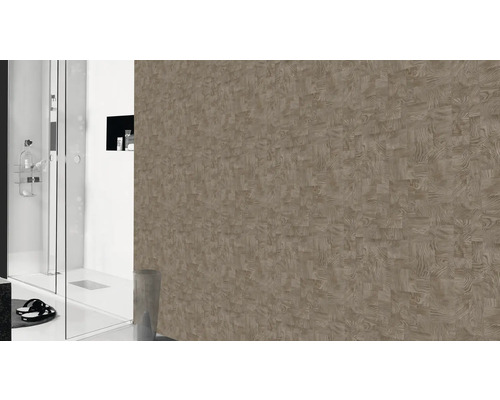 Badezimmer mit holzgemusterter Wand und Duschkabine