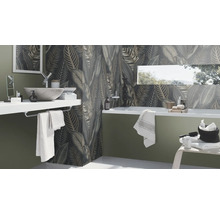 Salle de bains avec lavabo, baignoire et mur à motifs végétaux