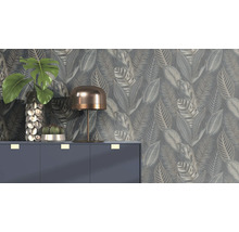 Décoration intérieure avec papier peint à motifs de plantes, commode, lampe et plantes d''intérieur