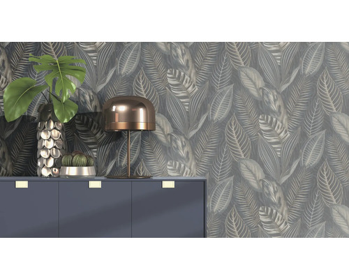 Dekorative Inneneinrichtung mit Pflanzentapete, Kommode, Lampe und Zimmerpflanzen