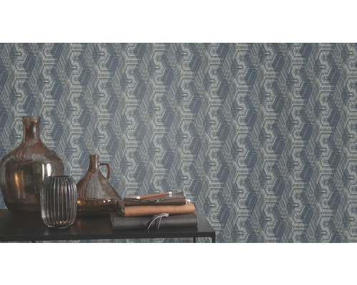 Nahaufnahme einer gemusterten Tapete mit Vasen und Büchern auf einem Tisch