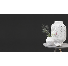 Scène décorative avec lanterne, vase et table