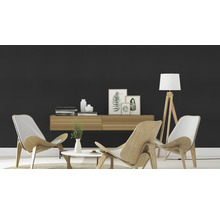 Salon avec deux chaises en bois, table basse et lampadaire