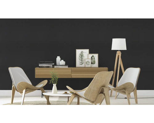 Wohnzimmer mit zwei Holzstühlen, Couchtisch und Stehlampe