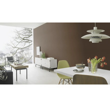 Salon avec table à manger, chaises, buffet et grande fenêtre
