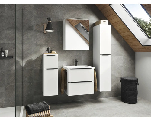 Salle de bain moderne avec meuble sous-vasque, armoire de toilette et armoire haute dans un design élégant