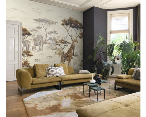 Wohnzimmer mit Wandbild, Sofas, Couchtischen, Teppich und Zimmerpflanzen