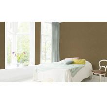 Schlafzimmer mit brauner Wand, Bett und Fenster