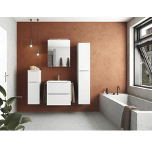Salle de bains avec meuble sous-lavabo, armoire de toilette, armoire haute et baignoire dans un style clair et moderne
