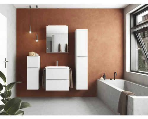 Badezimmer mit Waschbeckenunterschrank, Spiegelschrank, Hochschrank und Badewanne in einem hellen, modernen Stil