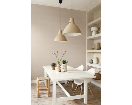 Esszimmer mit Esstisch, Stühlen, Barhocker und zwei Hängelampen