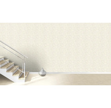 Pièce lumineuse avec escalier, décoration et papier peint à motifs