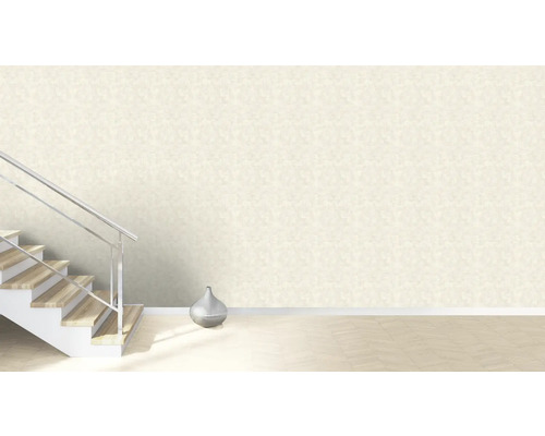 Heller Raum mit Treppe, Dekoration und gemusterter Tapete