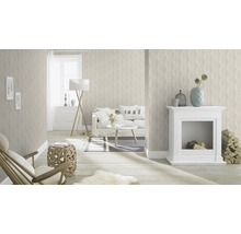 Wohnzimmer mit gemusterter Tapete, Kamin, Sofa und dekorativen Elementen für ein stilvolles Wohnambiente