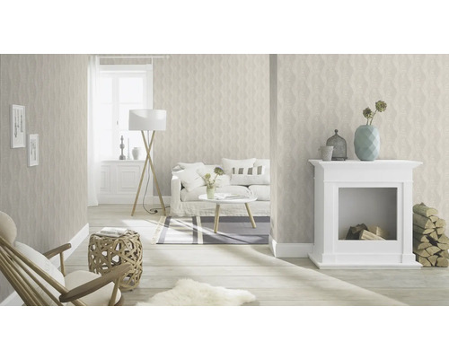 Wohnzimmer mit gemusterter Tapete, Kamin, Sofa und dekorativen Elementen für ein stilvolles Wohnambiente