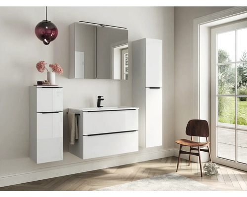 Modernes Badezimmer mit weißem Waschtisch, Spiegelschrank und Hochschrank