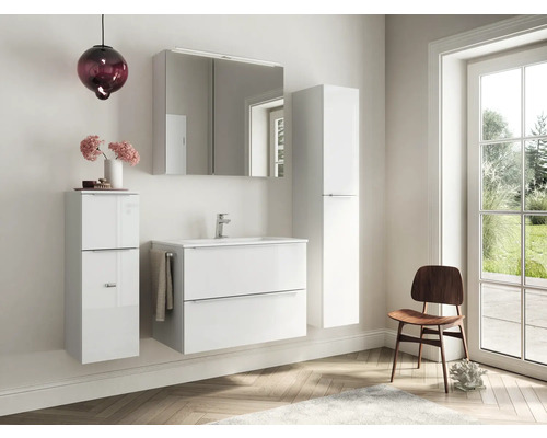 Badezimmer mit Waschbeckenunterschrank, Spiegelschrank und Hochschränken in einem hellen Raum