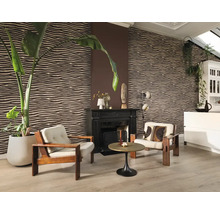 Salon avec papier peint aspect zébré, fauteuils, table basse et plante d''intérieur