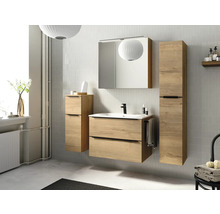 Badezimmer mit Waschtisch, Spiegelschrank und Hochschrank in Holzoptik.